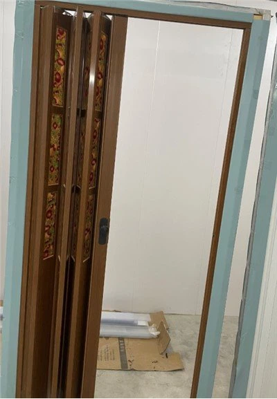 PVC tualetes salokāmās durvis